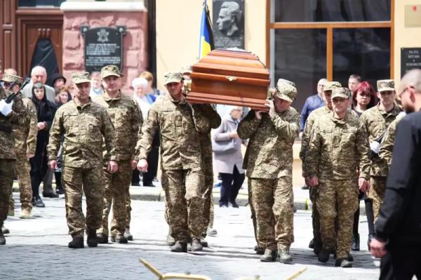 Родина дякує чернівчанам, які прийшли провести Миколу Федорука в останню дорогу Родина дякує чернівчанам, які прийшли провести Миколу Федорука в останню дорогу