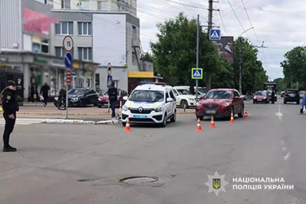 У Чернівцях авто збило дівчину
