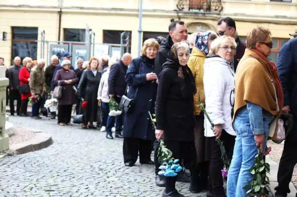 Родина дякує чернівчанам, які прийшли провести Миколу Федорука в останню дорогу Родина дякує чернівчанам, які прийшли провести Миколу Федорука в останню дорогу