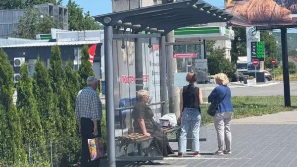 На скляних нових зупинках, які встановили в Чернівцях, важко вистояти у спеку На скляних нових зупинках, які встановили в Чернівцях, важко вистояти у спеку