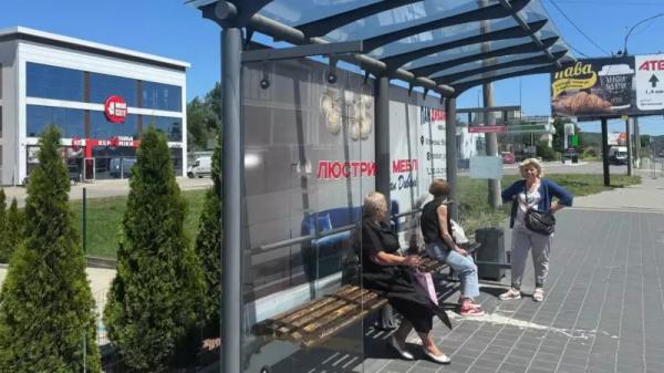 На скляних нових зупинках, які встановили в Чернівцях, важко вистояти у спеку На скляних нових зупинках, які встановили в Чернівцях, важко вистояти у спеку