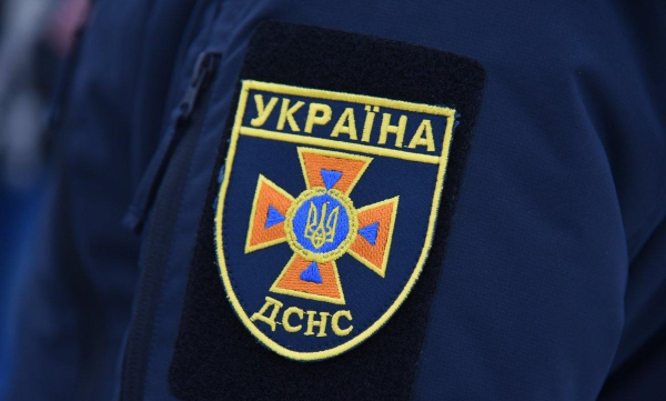 У Чернівцях рятувальники зняли чоловіка з даху житлового будинку » ТВА