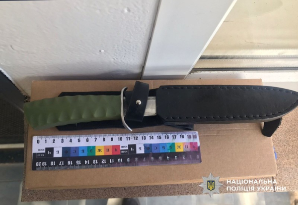 Поліціянти повідомили буковинця про підозру у незаконному зберіганні холодної зброї » ТВА