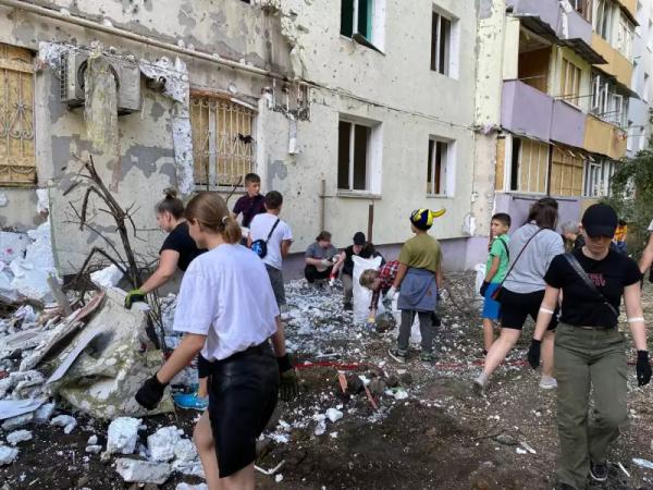 Як чернівчани допомагають розбирати потрощені квартири Як чернівчани допомагають розбирати потрощені квартири