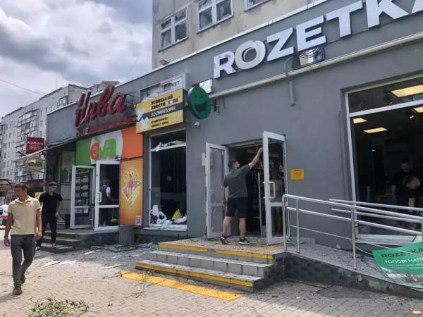 як виглядає вулиця у Чернівцях після атаки РФ як виглядає вулиця у Чернівцях після атаки РФ