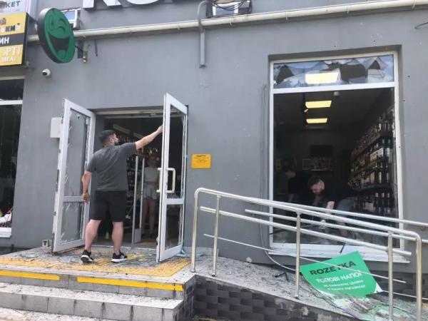 як виглядає вулиця у Чернівцях після атаки РФ як виглядає вулиця у Чернівцях після атаки РФ