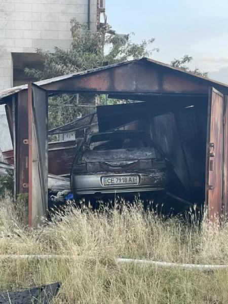 Запаранюк показав наслідки падіння уламків ворожих обʼєктів у Чернівцях Запаранюк показав наслідки падіння уламків ворожих обʼєктів у Чернівцях