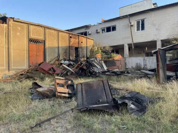 Запаранюк показав наслідки падіння уламків ворожих обʼєктів у Чернівцях Запаранюк показав наслідки падіння уламків ворожих обʼєктів у Чернівцях