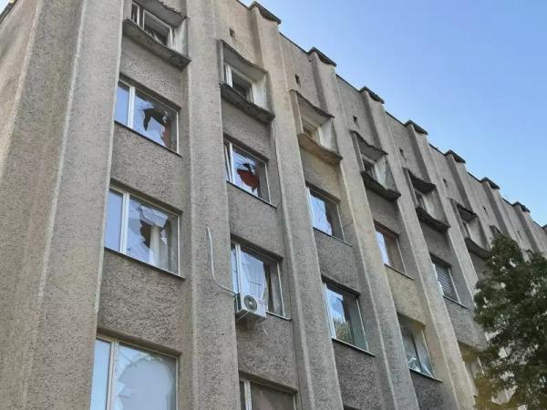 Запаранюк показав наслідки падіння уламків ворожих обʼєктів у Чернівцях Запаранюк показав наслідки падіння уламків ворожих обʼєктів у Чернівцях