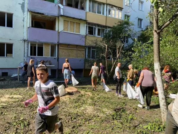 Як чернівчани допомагають розбирати потрощені квартири Як чернівчани допомагають розбирати потрощені квартири