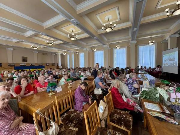 Студенти-пенсіонери відгуляли випускний