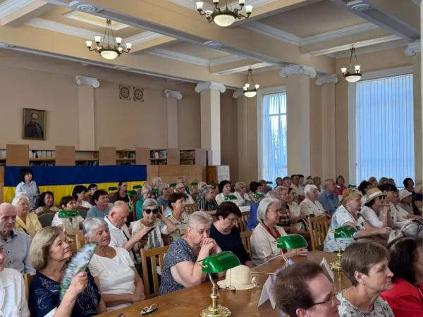 Студенти-пенсіонери відгуляли випускний