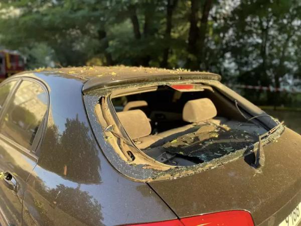 Запаранюк показав наслідки падіння уламків ворожих обʼєктів у Чернівцях Запаранюк показав наслідки падіння уламків ворожих обʼєктів у Чернівцях