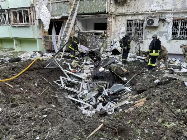 Запаранюк показав наслідки падіння уламків ворожих обʼєктів у Чернівцях Запаранюк показав наслідки падіння уламків ворожих обʼєктів у Чернівцях