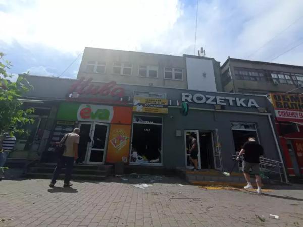 як виглядає вулиця у Чернівцях після атаки РФ як виглядає вулиця у Чернівцях після атаки РФ