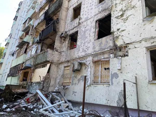 Як чернівчани допомагають розбирати потрощені квартири Як чернівчани допомагають розбирати потрощені квартири