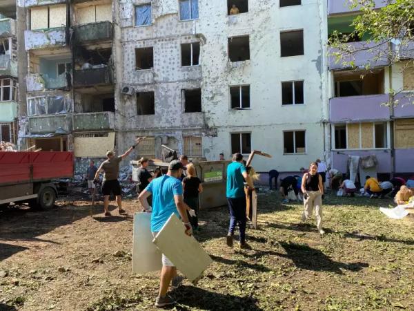 Як чернівчани допомагають розбирати потрощені квартири Як чернівчани допомагають розбирати потрощені квартири