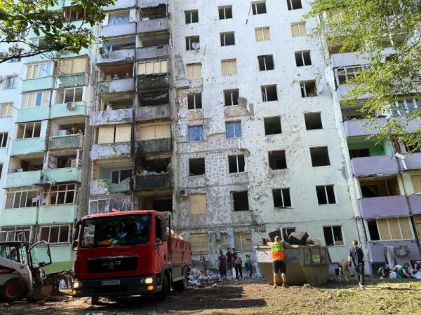 Як чернівчани допомагають розбирати потрощені квартири Як чернівчани допомагають розбирати потрощені квартири