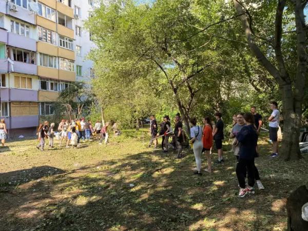 Як чернівчани допомагають розбирати потрощені квартири Як чернівчани допомагають розбирати потрощені квартири