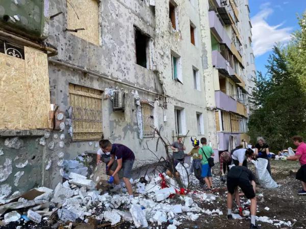 Як чернівчани допомагають розбирати потрощені квартири Як чернівчани допомагають розбирати потрощені квартири