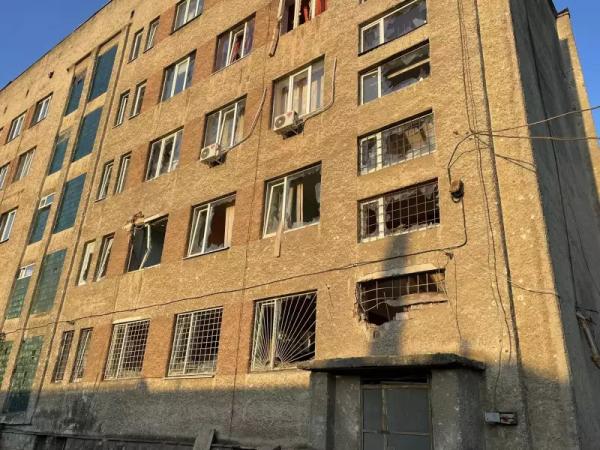 Запаранюк показав наслідки падіння уламків ворожих обʼєктів у Чернівцях Запаранюк показав наслідки падіння уламків ворожих обʼєктів у Чернівцях