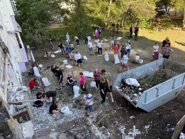 Як чернівчани допомагають розбирати потрощені квартири Як чернівчани допомагають розбирати потрощені квартири