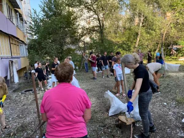 Як чернівчани допомагають розбирати потрощені квартири Як чернівчани допомагають розбирати потрощені квартири