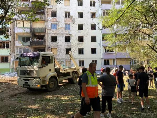 Як чернівчани допомагають розбирати потрощені квартири Як чернівчани допомагають розбирати потрощені квартири