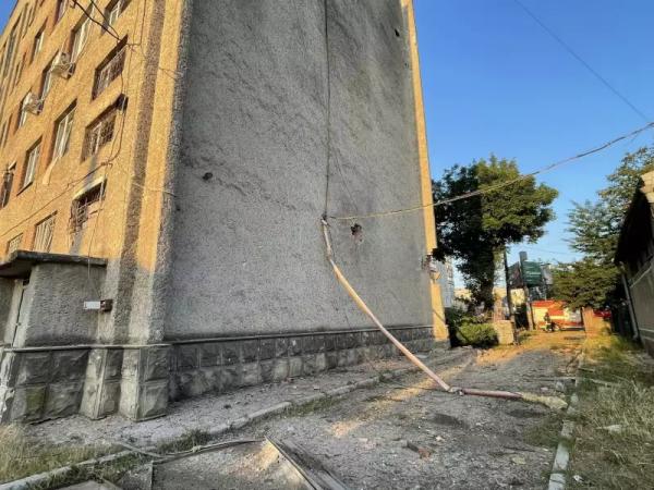 Запаранюк показав наслідки падіння уламків ворожих обʼєктів у Чернівцях Запаранюк показав наслідки падіння уламків ворожих обʼєктів у Чернівцях