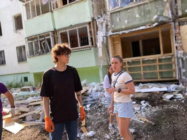 Як чернівчани допомагають розбирати потрощені квартири Як чернівчани допомагають розбирати потрощені квартири